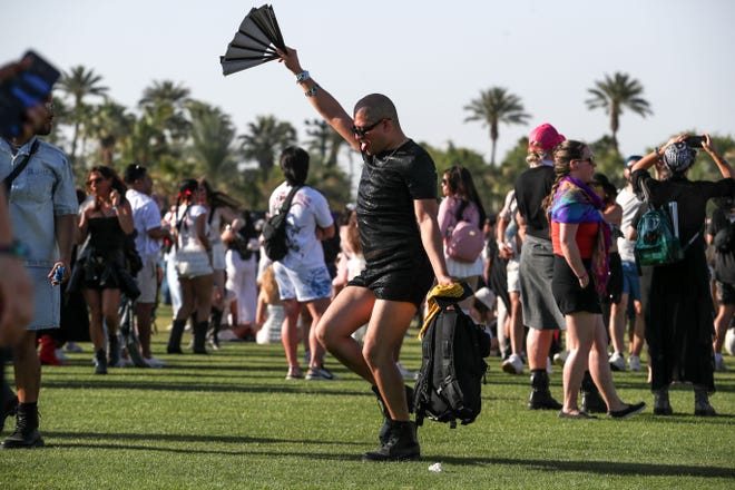 Joaquin Cortez of Coachella paired a black ensemble with a matching fan.